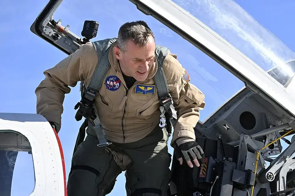 Un pilote d'essai en combinaison sort du cockpit d'un avion expérimental après des essais