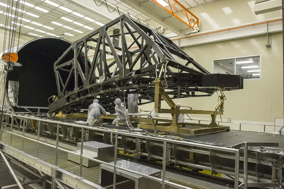 Une grande structure métallique en treillis en cours d'essai dans un hall d'ingénierie