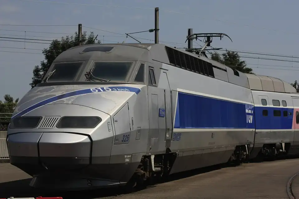 Une rame de train à grande vitesse grise et bleue exposée sur une voie de musée